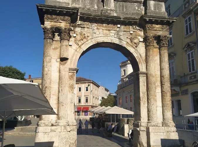 Roman Arch- Low Budget Doublebed Room In Top Center Pula